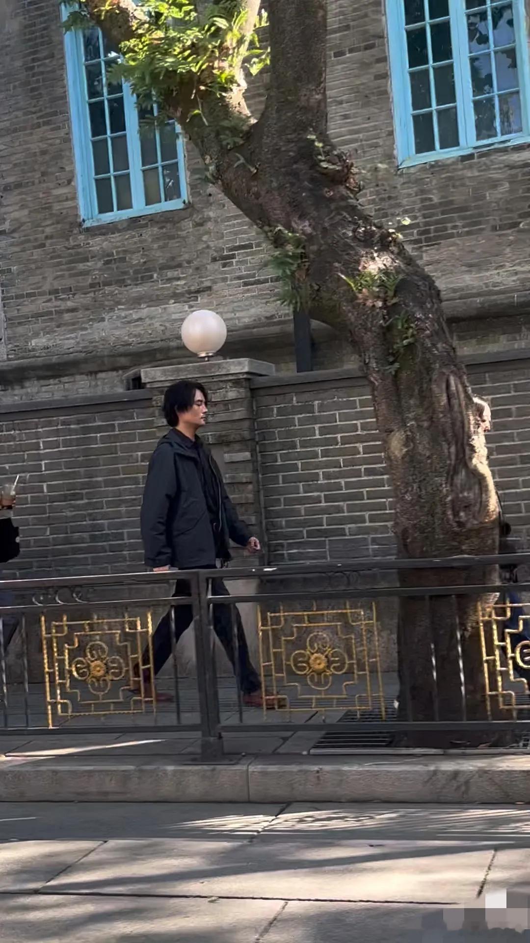 11月29日，王凯在福州街头被偶遇，应该是在拍戏，穿的衣服就是普通人的衣服，黑色