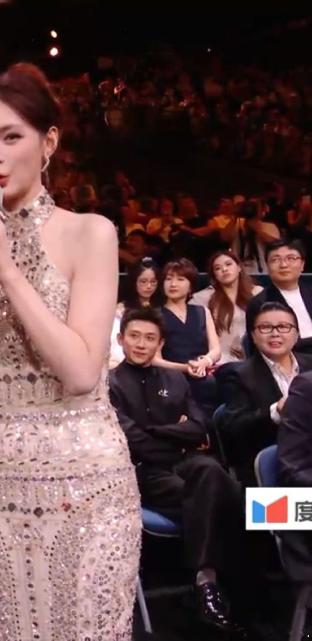 #杨紫张一山交流#嘿嘿家有儿女重聚了真是好多年没有同框了，依旧京爷​