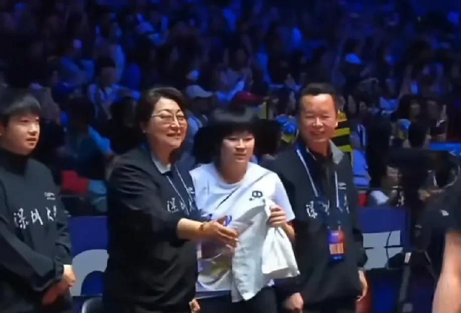 “她们生我的气了！”莎莎委屈地嘟囔着。比赛结束后，刘纬姗和佳佳径直走向对方，击掌