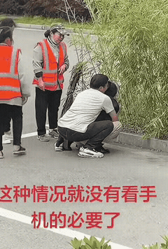 男的手机被女的拿着，男的害怕，直接上手抢手机