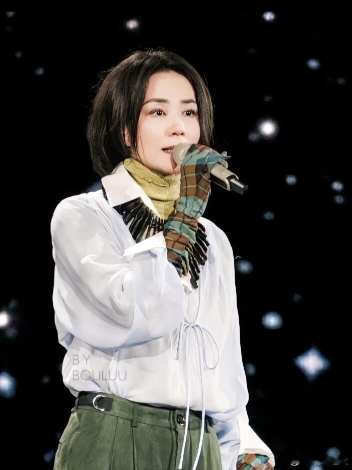 王菲2025春晚彩排造型，一般人穿就灾难现场了，王菲气场才能驾驭。