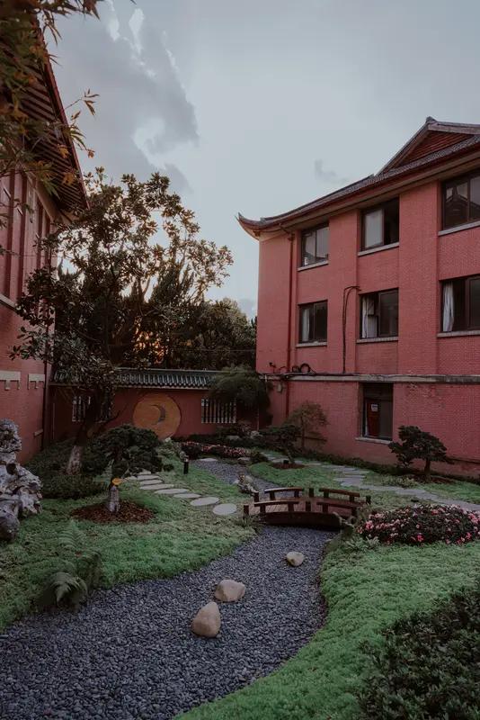 退休工资4000住养老院，得看城市。在上海、北京这种一线城市，基本没门儿。像上海