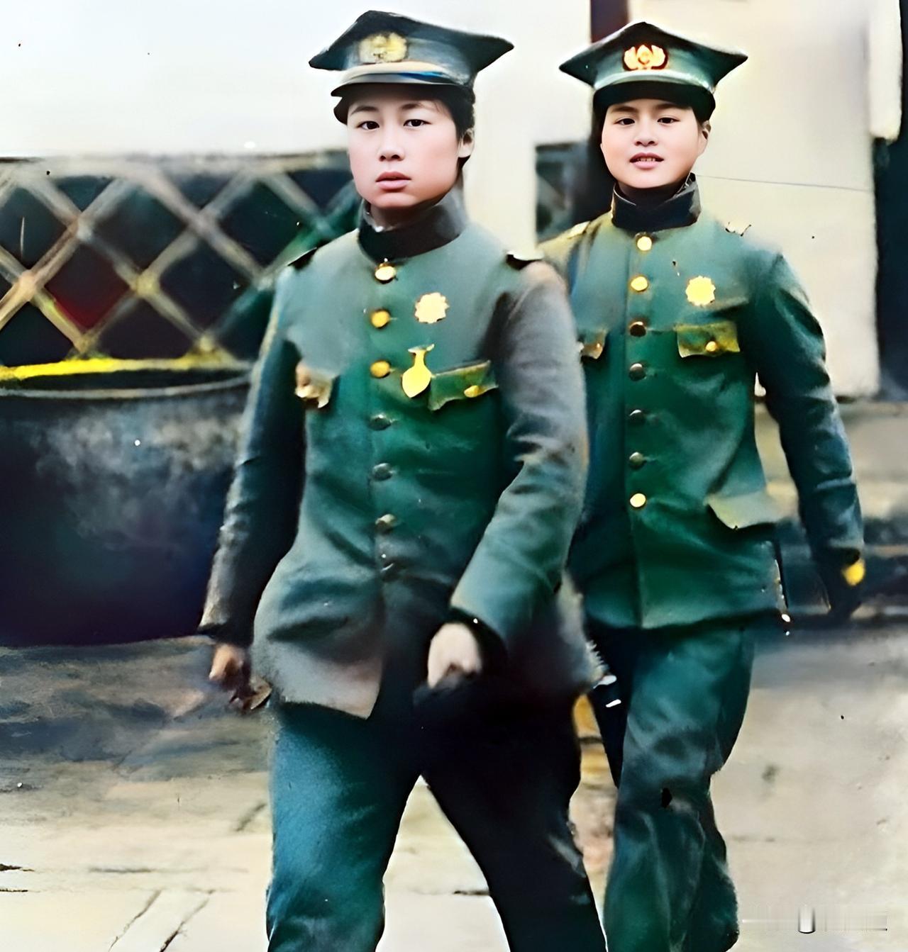 这是被称赞誉为“辛亥女杰”“巾帼玫瑰”“民国之花”的尹锐志和尹维峻姐妹俩。姐姐尹
