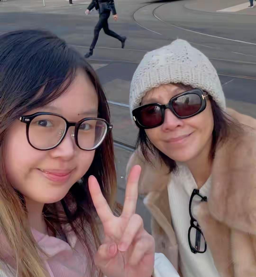 60岁的影坛常青树刘嘉玲近日在瑞士街头被粉丝偶遇，只见她身着一件奢华貂毛外套，搭