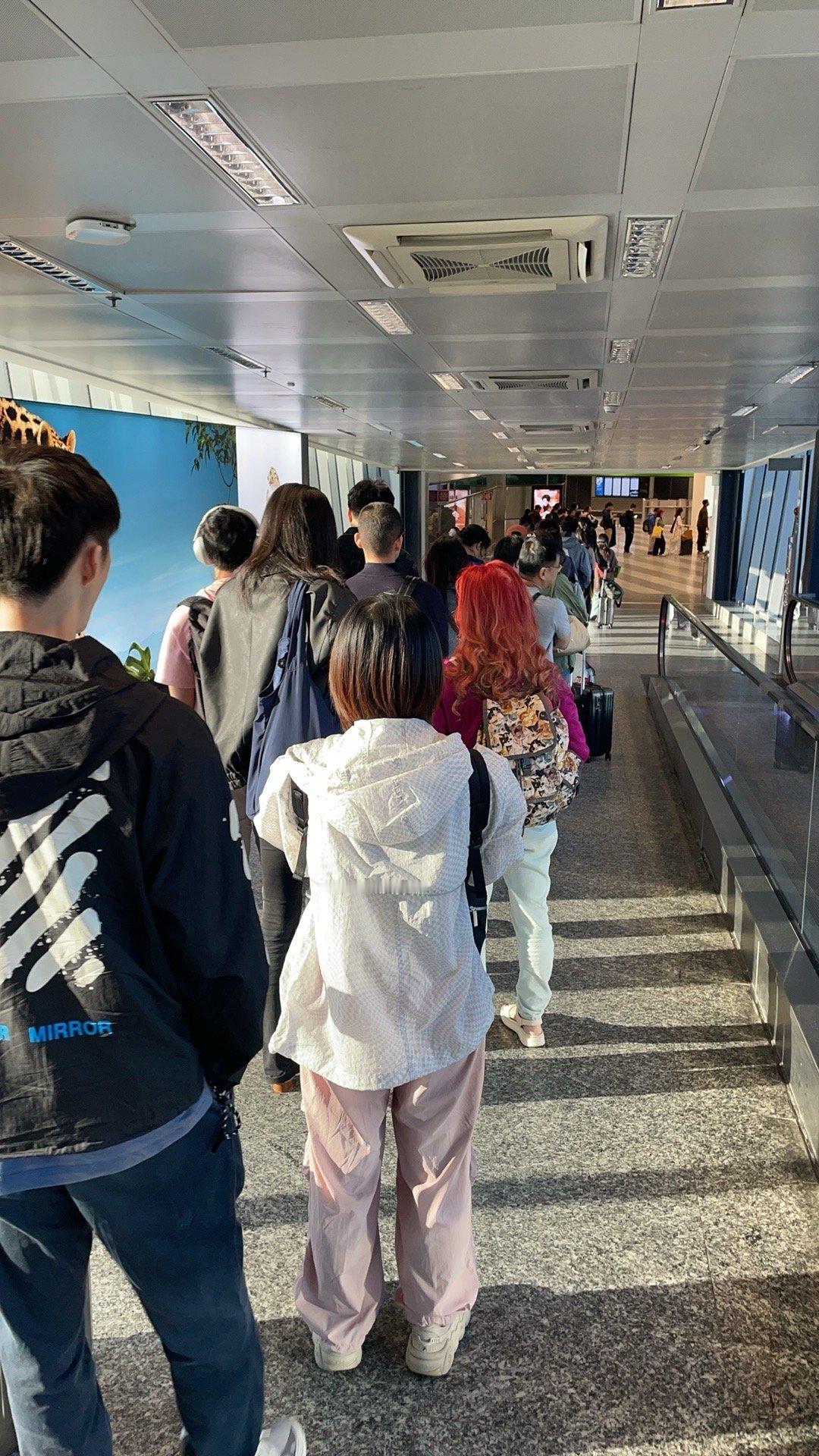 因为最近是米兰时装周所以国内飞米兰的人暴增米兰机场海关会专门要求持中国护照的在出