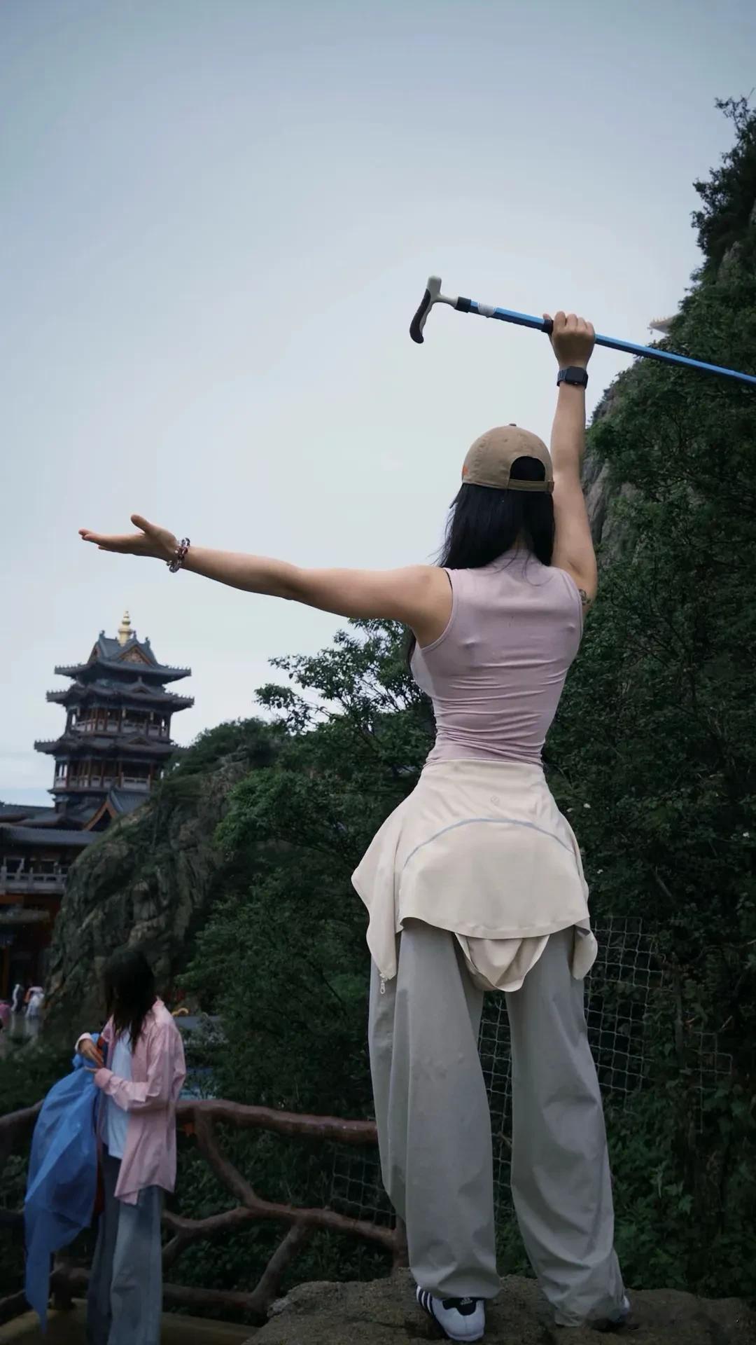 站在山顶那一刻，风掠过发梢，云在脚下翻涌——原来最美的风景，是敢于攀登的