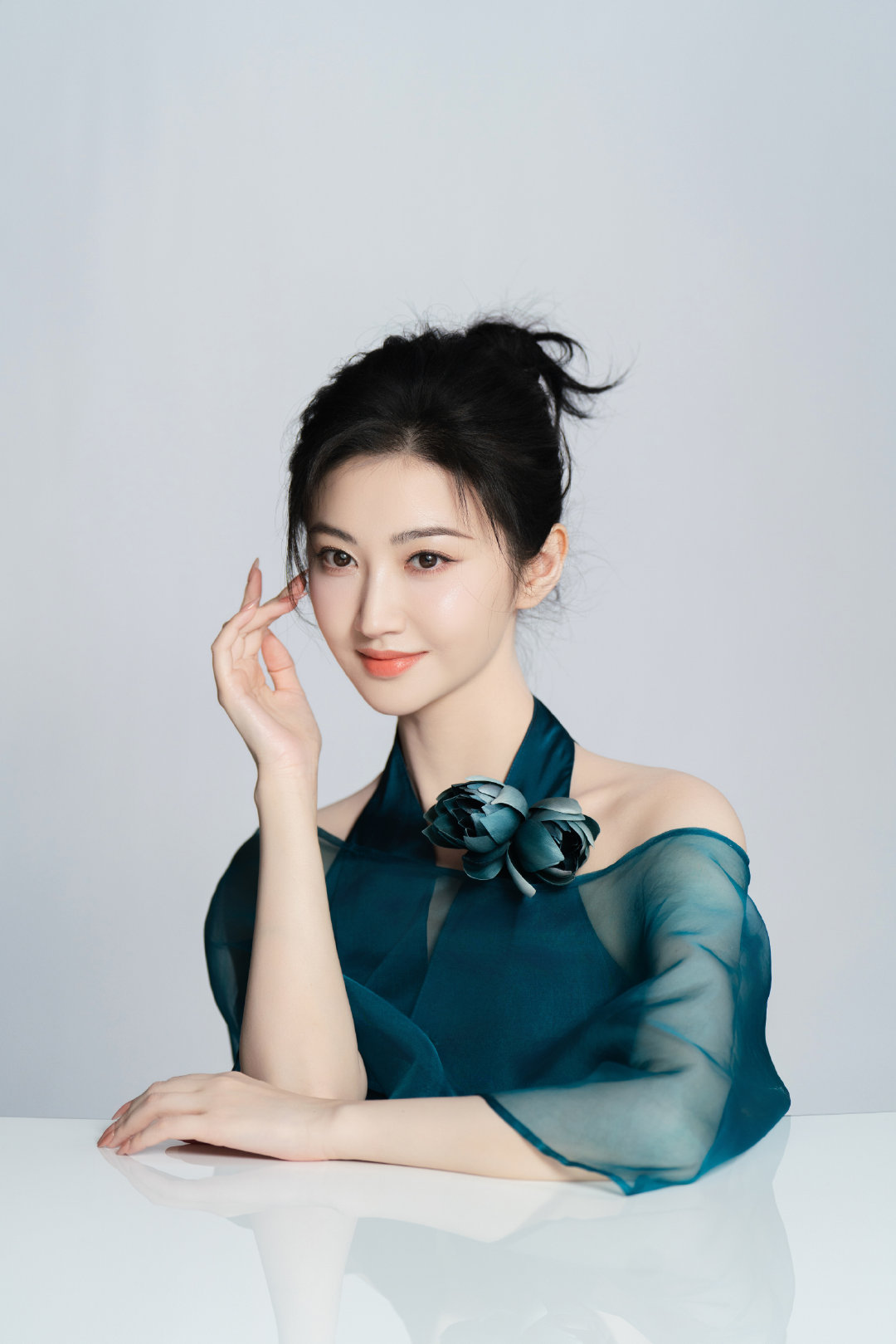 景甜身着青碧国风长裙，演绎古典雅致韵味​​​