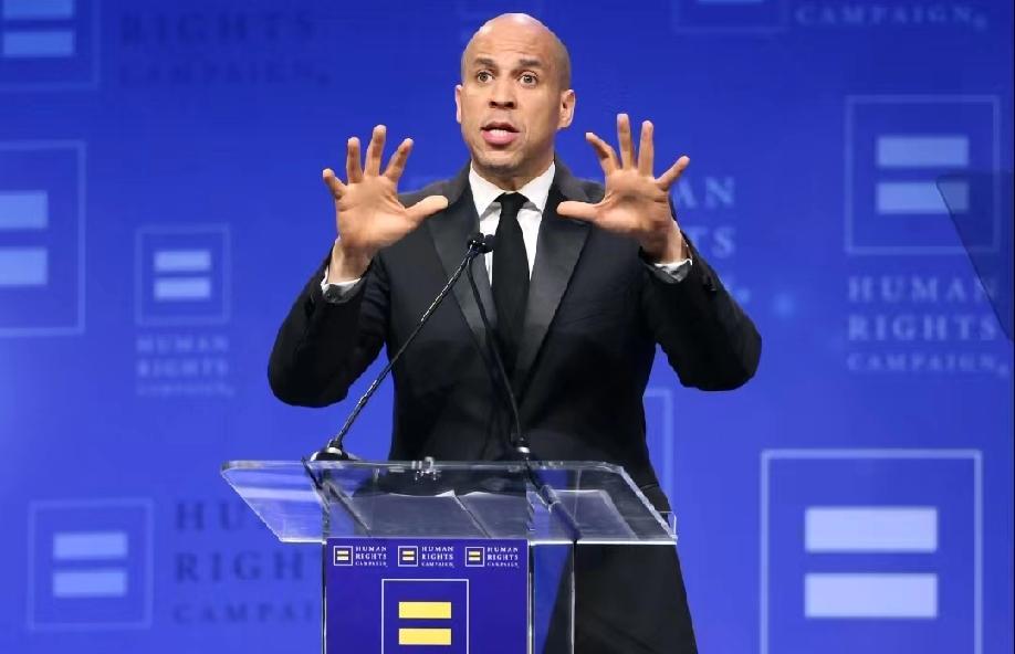 美议员:达沃斯全场起立致敬，卡尼成特朗普“终结者”！昨天，美国参议员科里·布