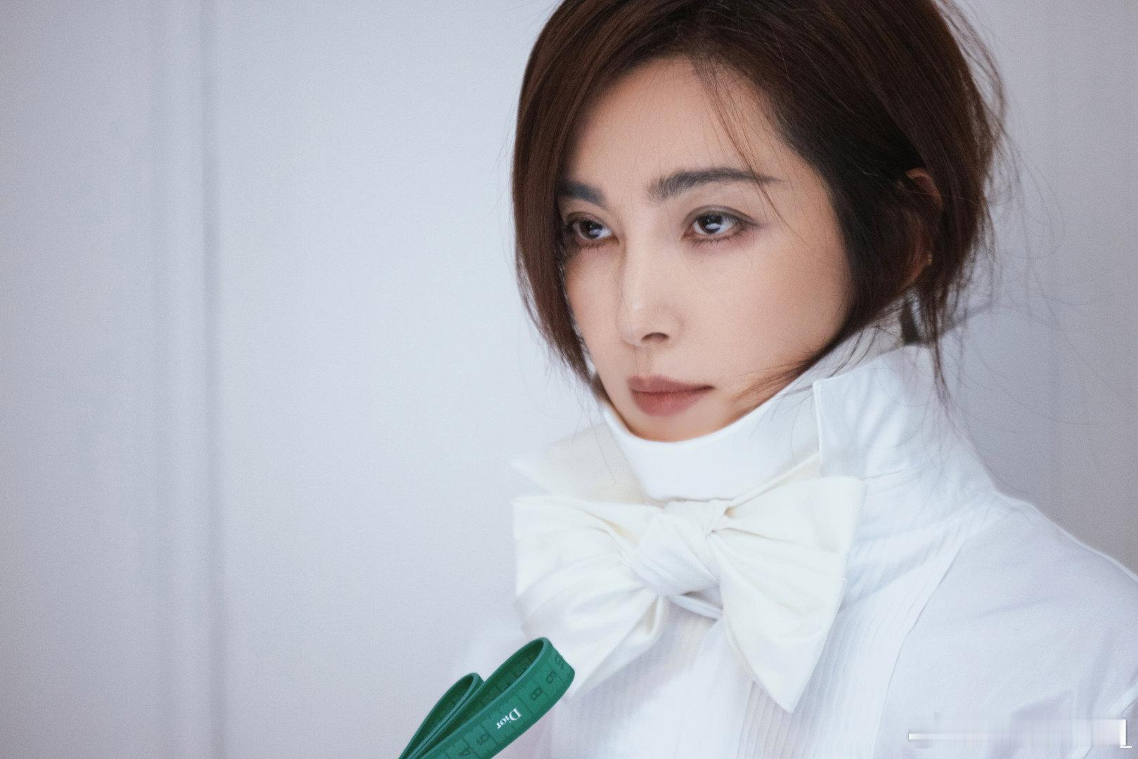 李冰冰什么时候转行当模特52岁的状态直接杀疯时尚界，不管是红毯高定还是日常造型