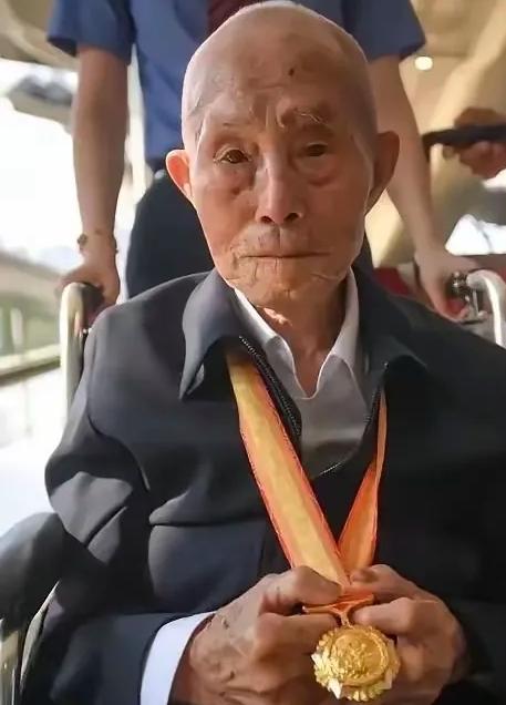 1943年，运输兵刘吉祥奉命给前线运送80箱子弹，因夜里照明条件太差，他误把一批