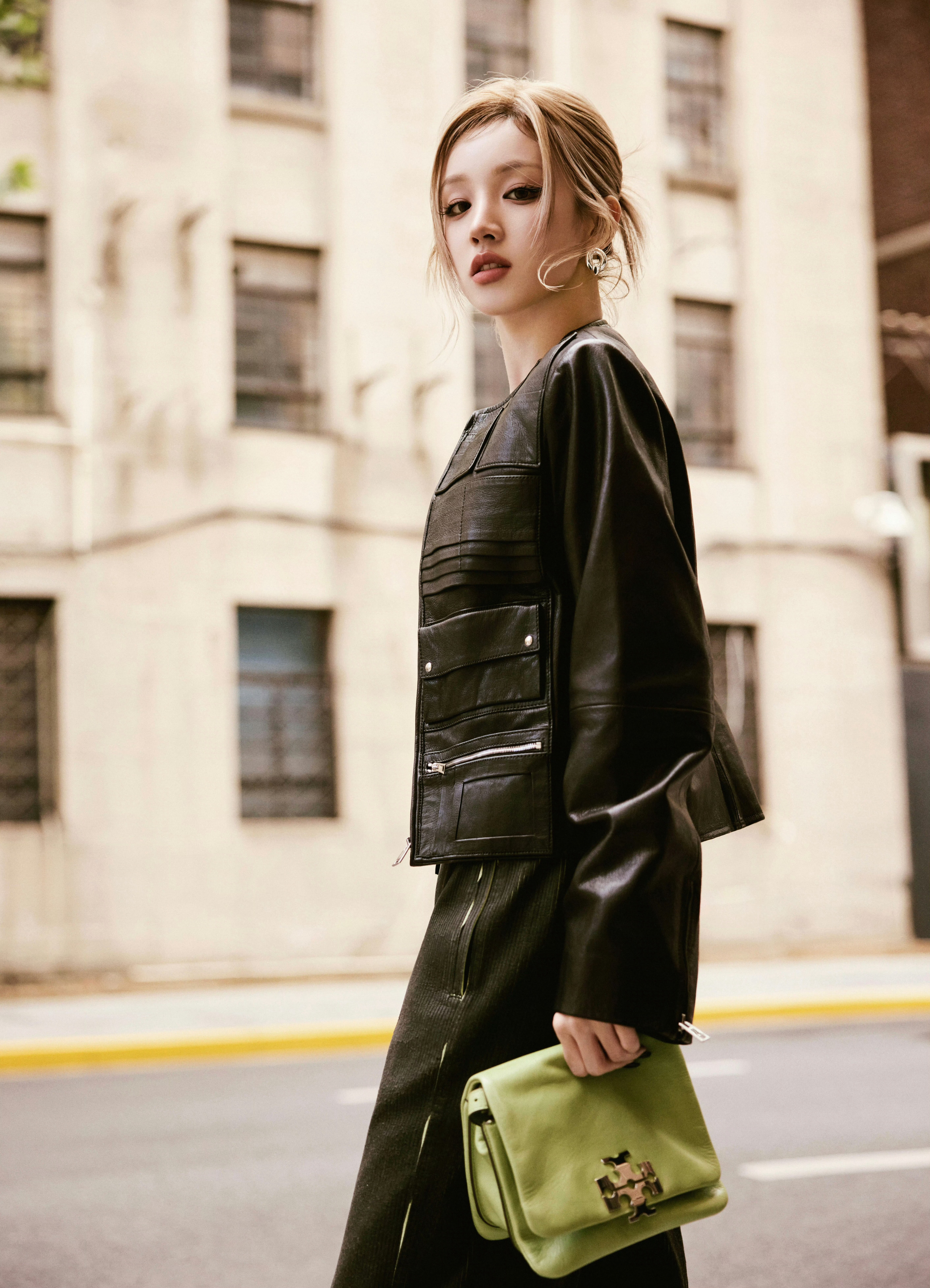 宋雨琦今日出席TORYBURCH旗舰店开幕活动，身着2025秋冬系列皮质夹克搭