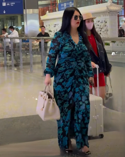李湘这一身也太富贵了！她带女儿度假归来，在机场这一身完美的诠释了什么是富婆大