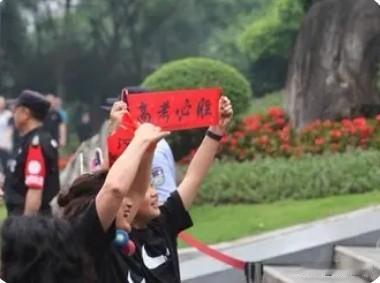 “日月不失其体，故蔽而复明；江汉不失其源，故穷而复通。”网友：今年高考作文题