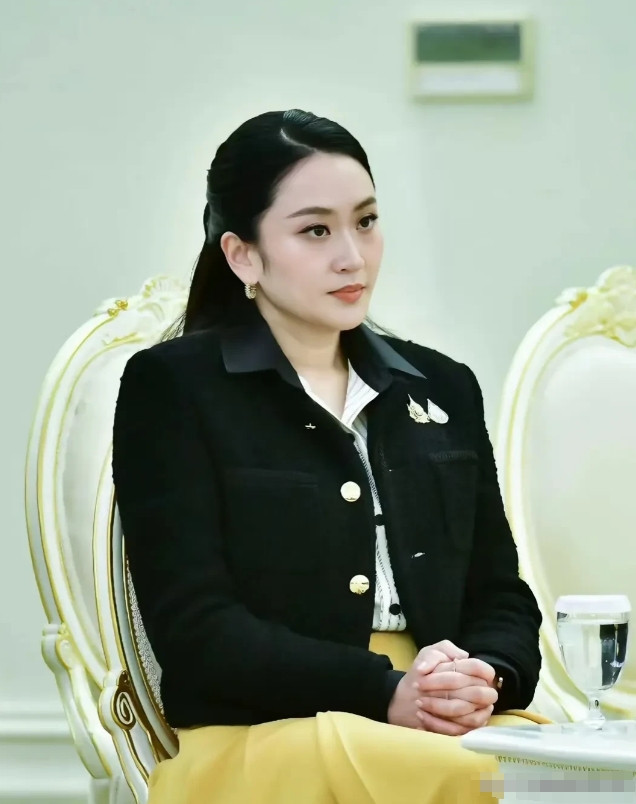 重新被泰王任命的佩通坦。泰国王室之所以拥有如此强大的权力，其背后与他信家族多年