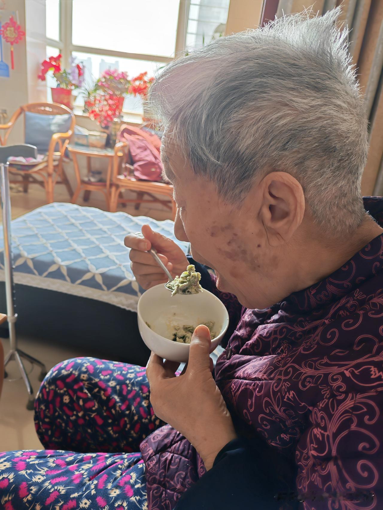 今天在养老院给我妈蒸的榆钱。我妈九十周岁，鱼、肉、海鲜都不爱吃，唯独钟情她小