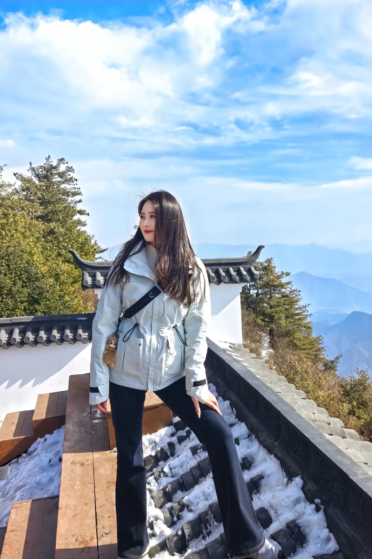 雪中独立，心随景远。