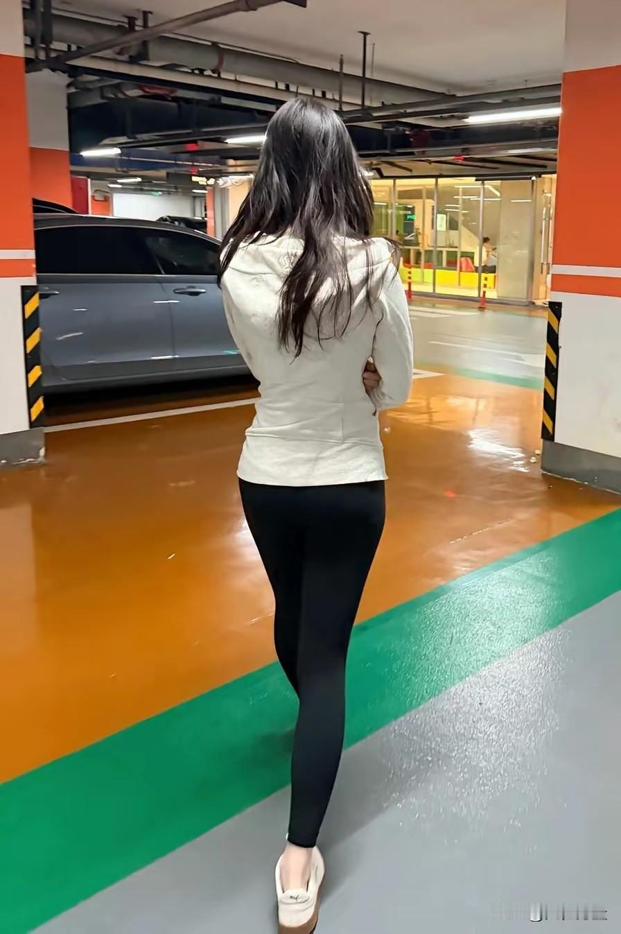 举手投足都带着女人的魅力