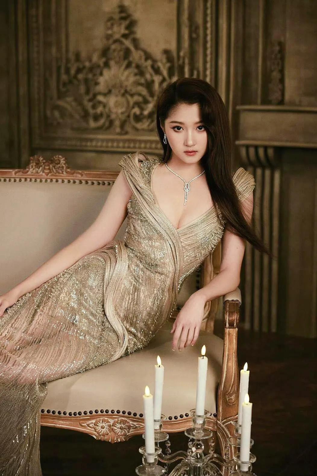 女星写真｜关晓彤，古堡里的月光裙。