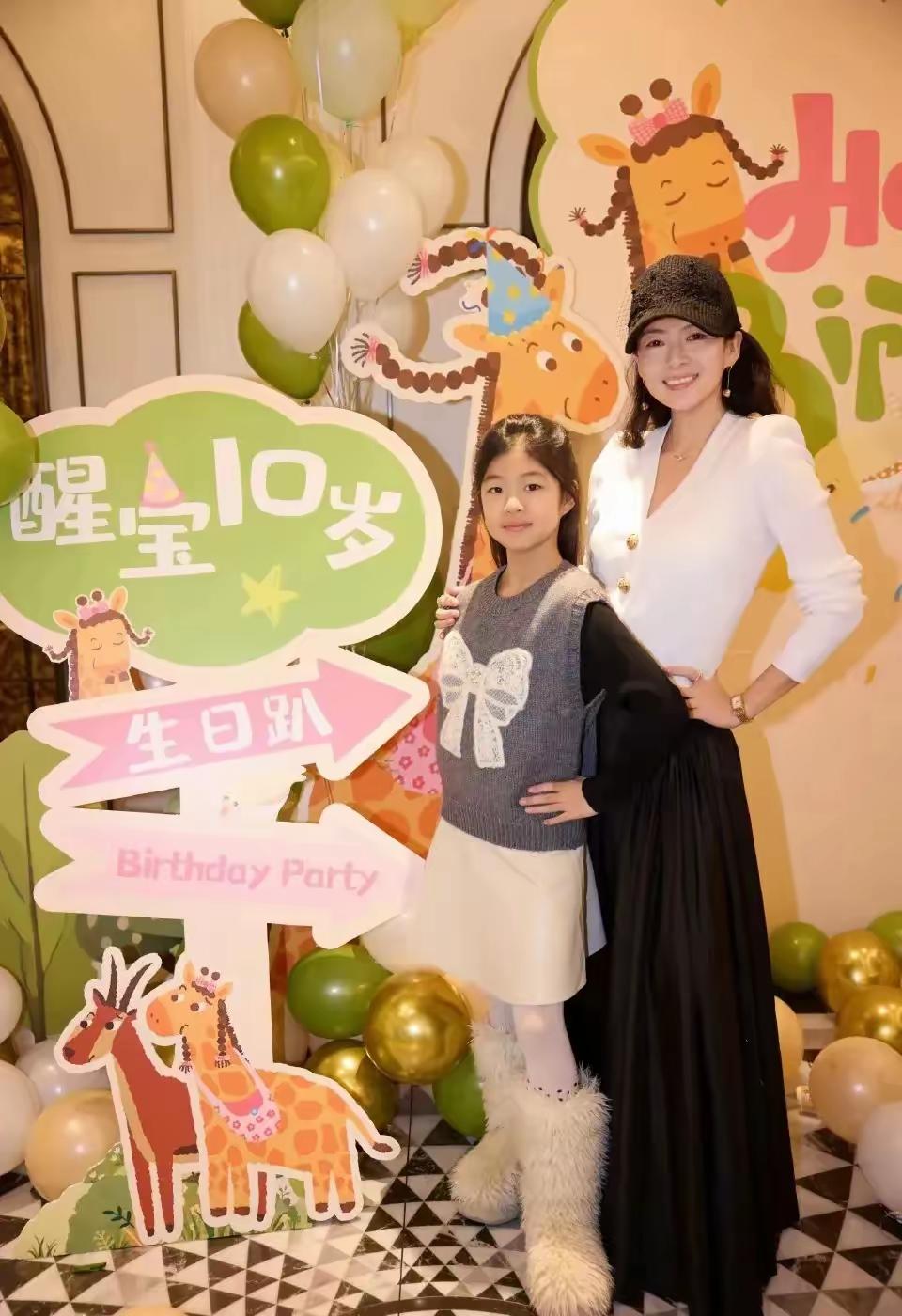 是这娘俩没请汪峰，还是汪峰忙着谈恋爱没有时间来？不管是出于什么原因，汪峰没来参加