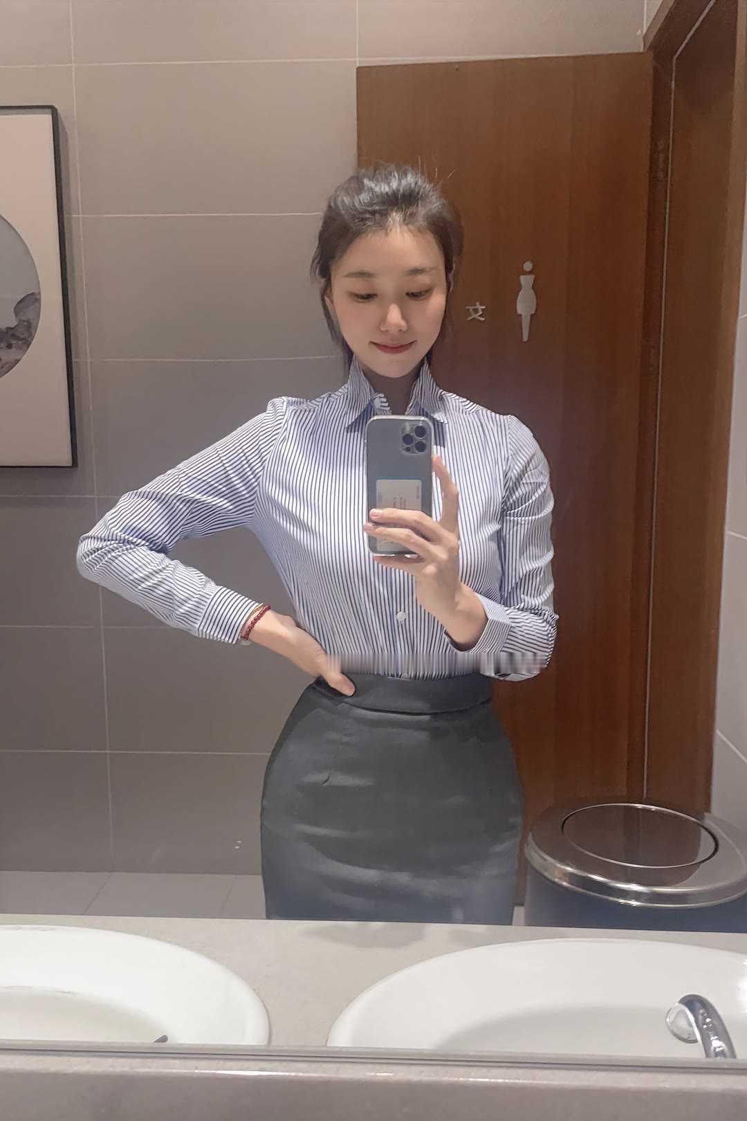 职业装怎么穿比较好看?解锁职场高阶质感，核心在于合身剪裁加同色系搭配！纯白立领衬