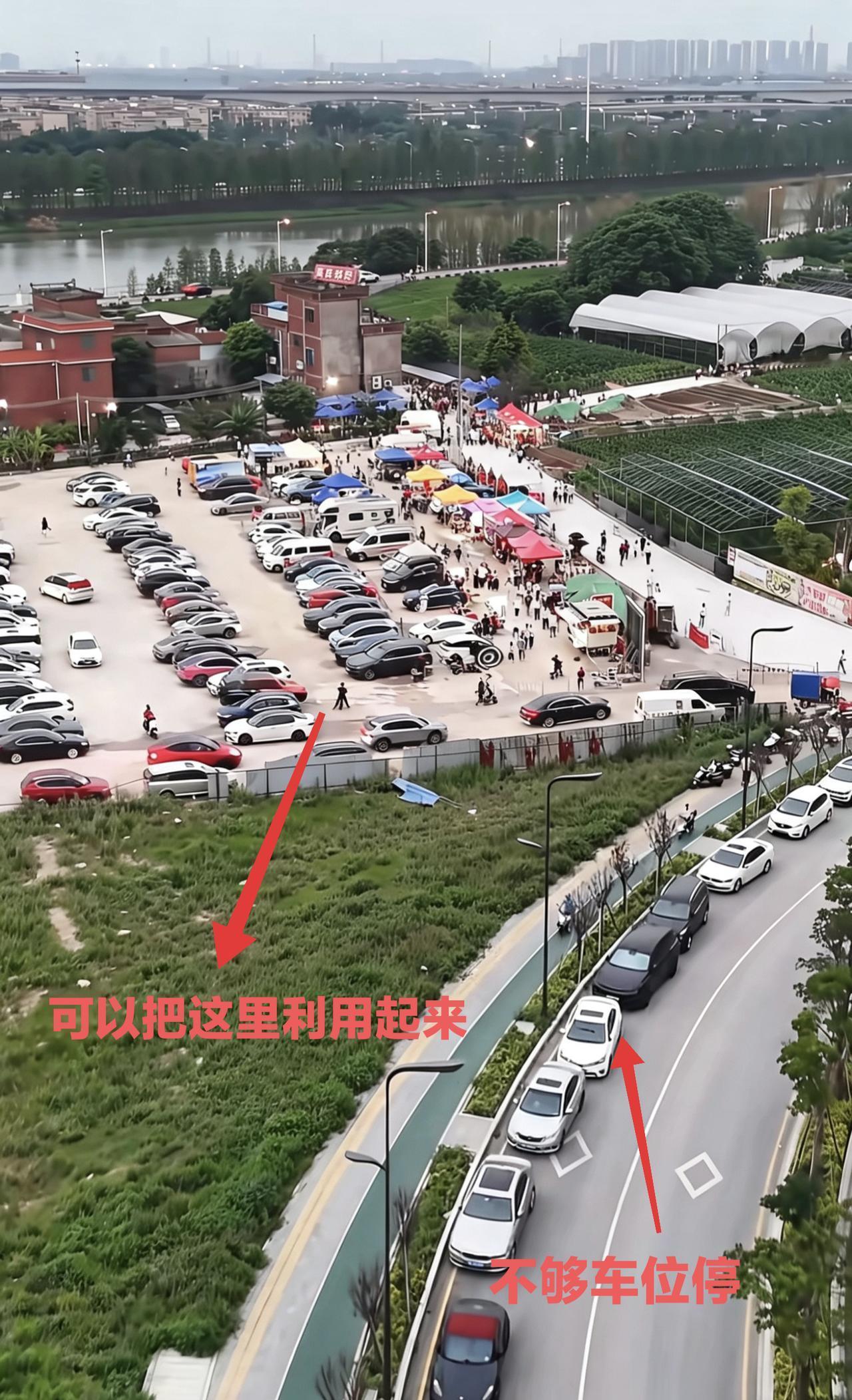 莫氏鸡煲实在太火爆，一个大停车场都不够用了，很多人去到只能停在门口外面的路边。好