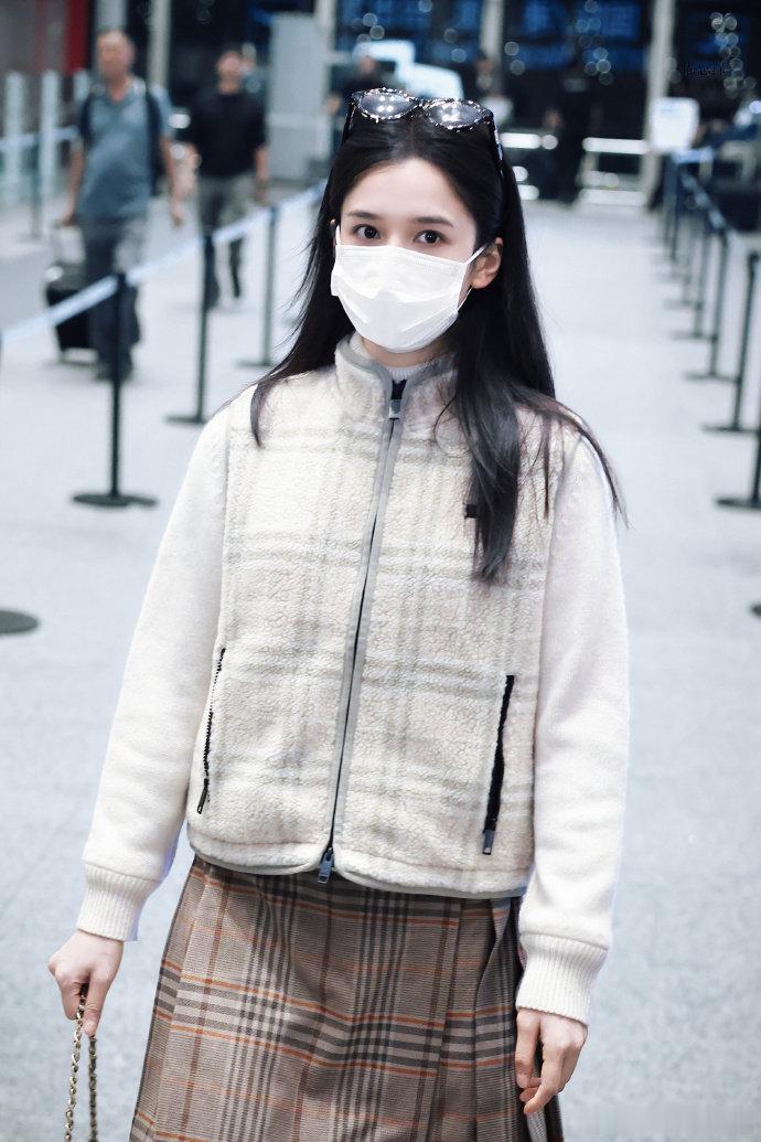 张婧仪出发伦敦时装周了深夜北京出发伦敦，状态还能这么松弛我是服气的🙌笑着跟