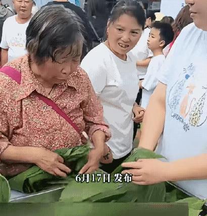 这样的人注定穷一辈子！社区举报端午活动，组织居民们一起包粽子，不料一老人不断将粽