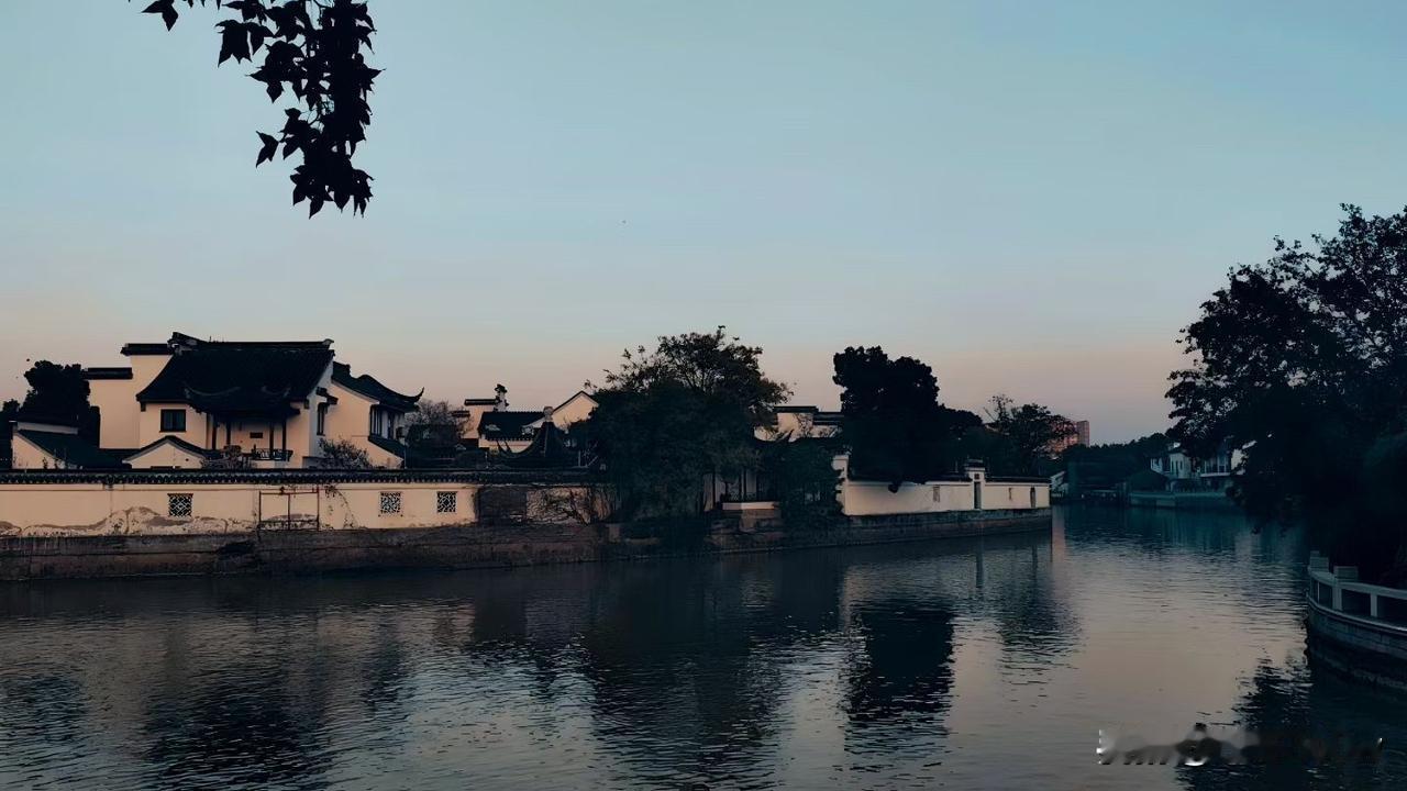 气温骤降，周五武汉地铁客流量依旧达到了400万人次以上，为419万多[呲牙笑][呲