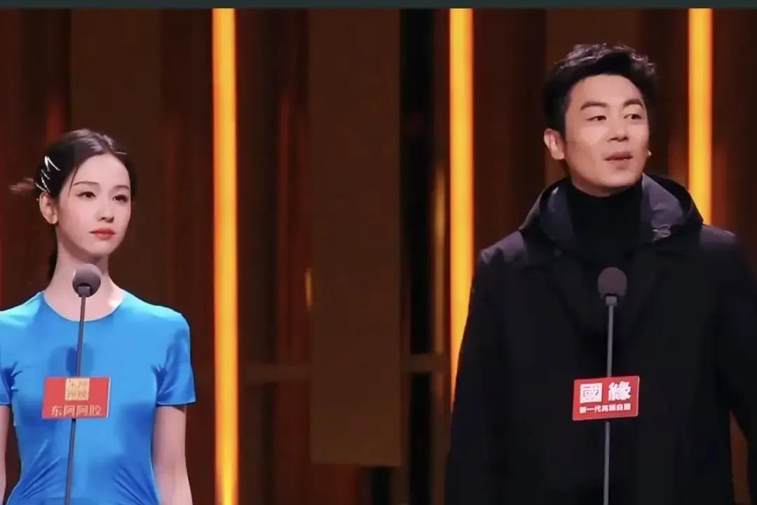 他走上红毯，撕掉了价值2亿的广告位。别的男星礼服笔挺，朱亚文裹着军绿色棉大衣，