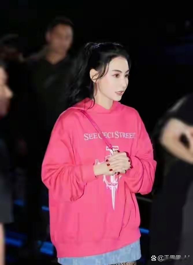 张柏芝保养太有一套！粉卫衣配丝袜嫩如高中生，状态绝了