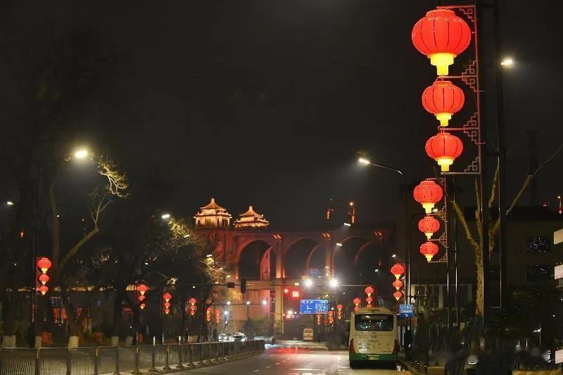 关于武汉公交卡充值退费的问题本人曾经在武汉地铁站购买了一张公交充值卡，记得当