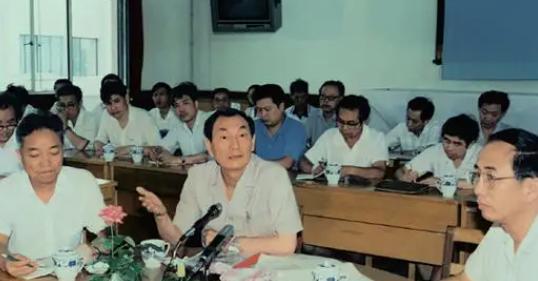 朱镕基的简政放权1988年，朱镕基在认真听取上海市对外经济贸易委员会工作汇报后