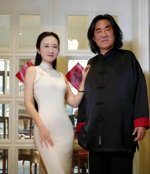 74岁张纪中和小娇妻杜星霖合影，从一枝梨花变成了黑发老翁，年轻了不少。张纪中年