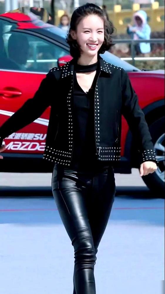 34岁的金晨把一条灾难级紧身黑皮裤套上身，你只看到小腿卡在最细处，却不知道她刚才