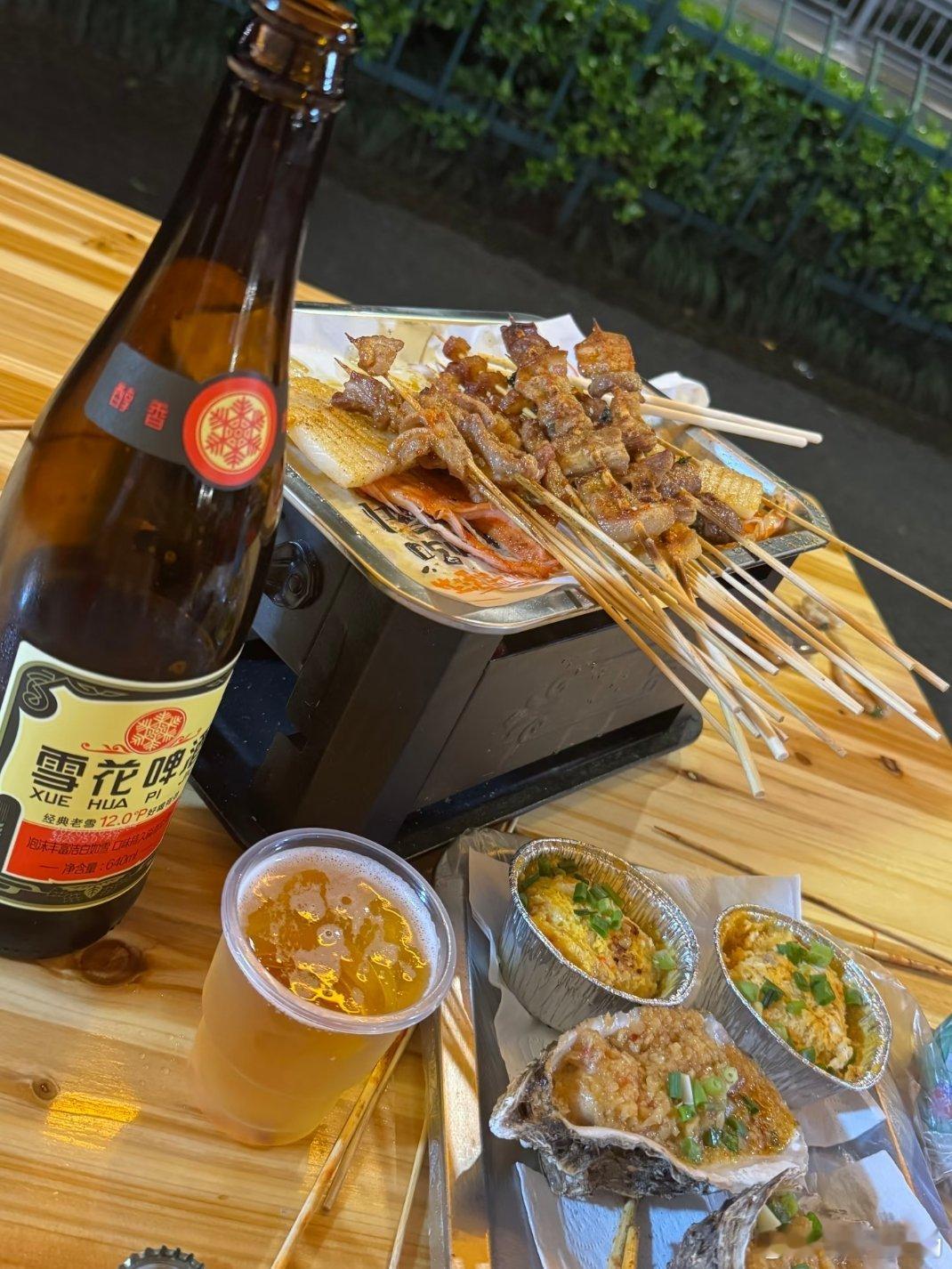 晚风烧烤啤酒微醺快乐。​​​