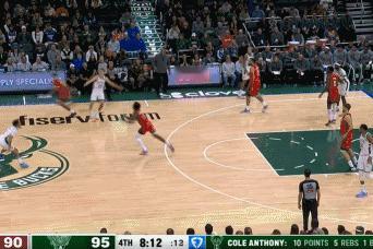 火箭新星大爆发，连续2抢断独取5分打停雄鹿！北京时间11月10日，火箭与雄鹿的