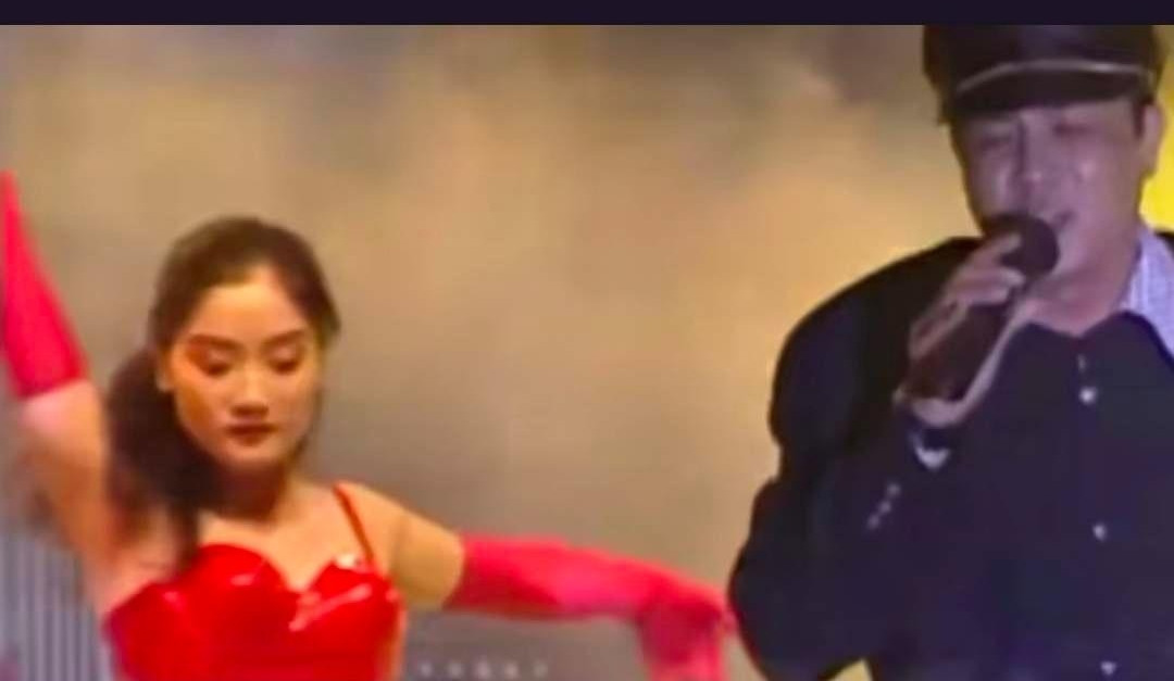 年轻时的玲花在深圳歌厅当伴舞时的一幕。
