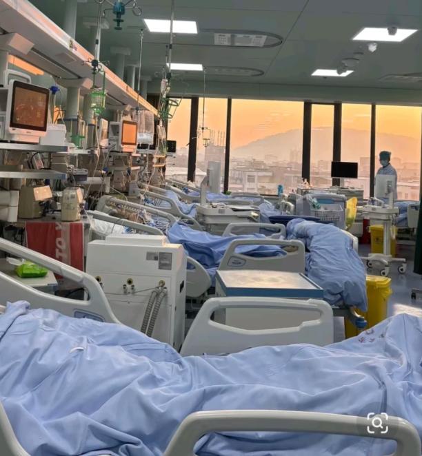 我有个外甥女在三甲医院ICU当护士，听她说，上个礼拜，她们科室送走了8个人。