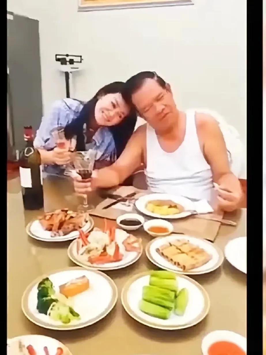 没想到柬埔寨的老政客洪森还是一个女儿奴！照片中的洪森，穿着白色的汗衫，正在和女