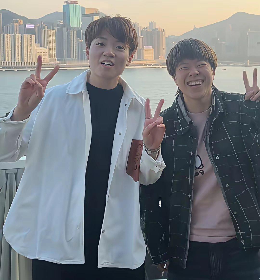 香港总决赛的氛围真美好呀，大家都在开心的拍照！莎莎被伊藤美诚和大藤沙月拉着一