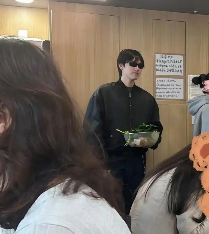 演员陈飞宇在巴黎麻辣烫被偶遇！一身休闲装帅气十足，完美遗传陈红高颜值。最后一张帅