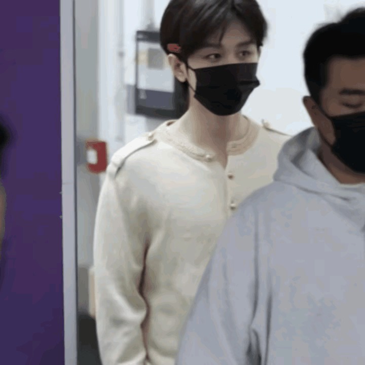 成毅这件上衣是什么品牌，真不错，穿在他身上变奶油小生了！[爱心]