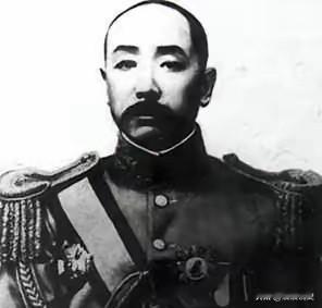 张作霖路过修鞋摊，见鞋匠手慢踢了一脚。鞋匠反手一巴掌抽在他脸上：“要不是我当初背