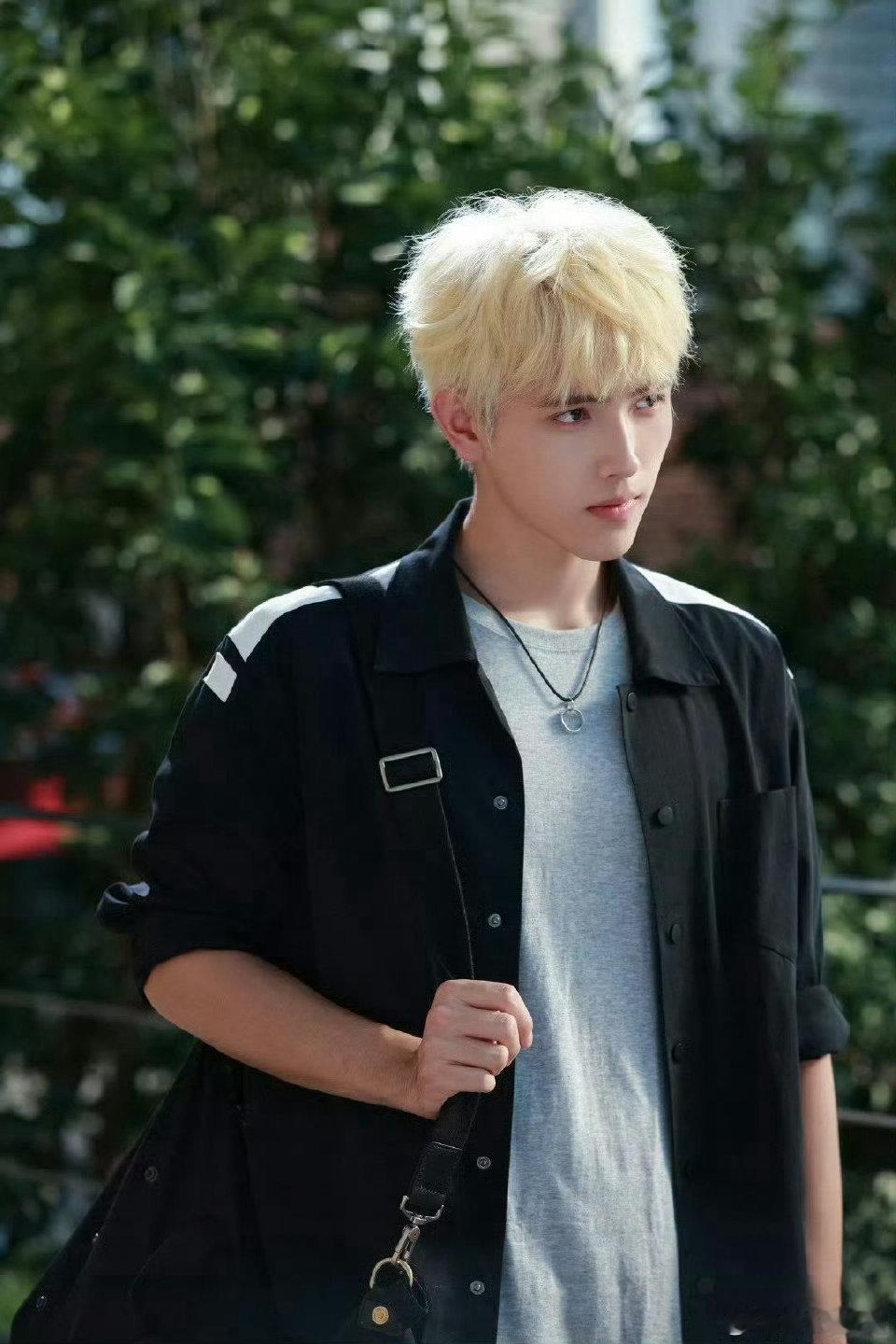 陈飞宇减肥前后对比太惊艳！曾是225斤的圆润少年，陈飞宇凭借超强自律，半年狂甩