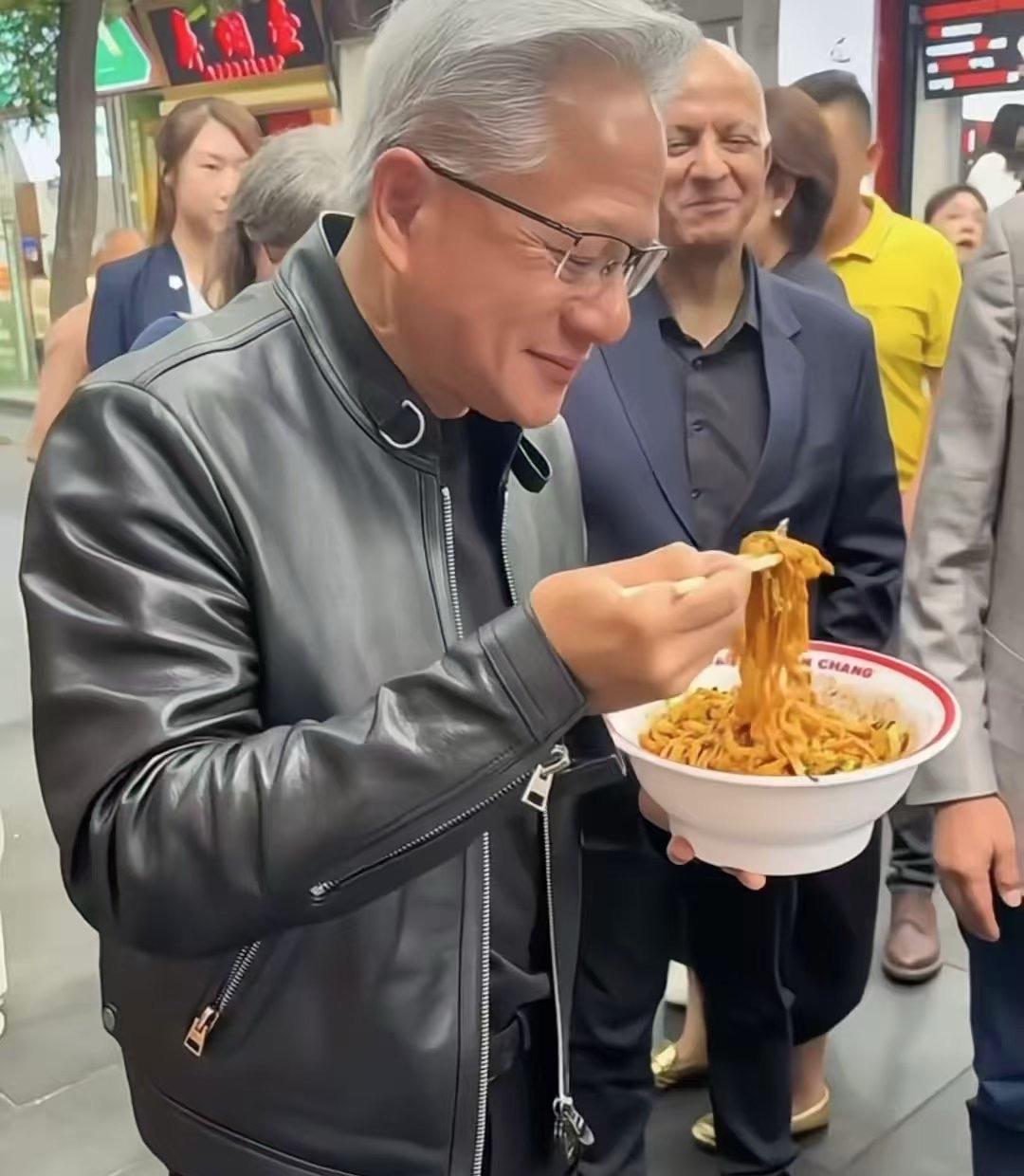 英伟达CEO黄仁勋又到民间吃美食去了！逛了北京的南锣鼓巷，还去了方砖厂69号炸