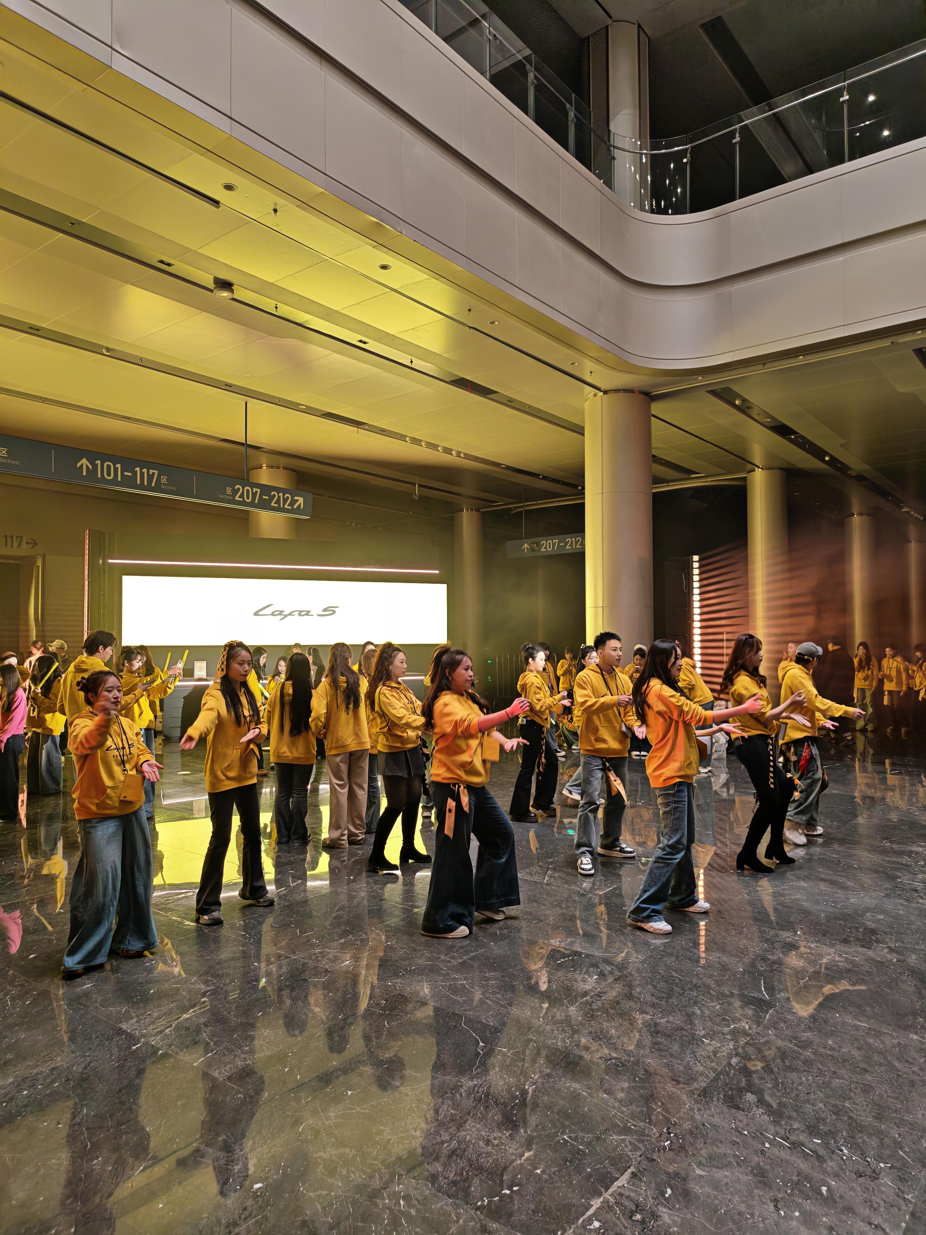 零跑lafa5不愧是年轻人的潮流轿跑发布会现场相当有调调了零跑有自信做一款这么个