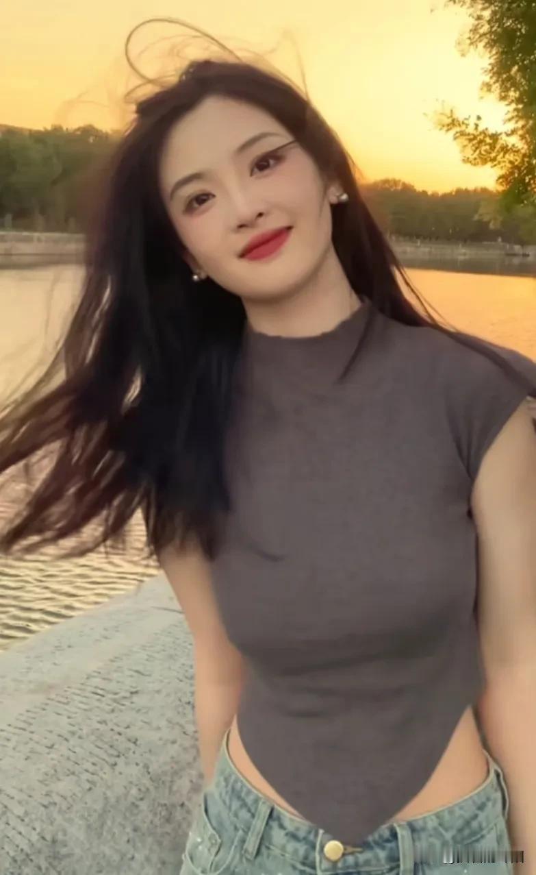夕阳下的少女，微风轻拂发梢，笑靥如花