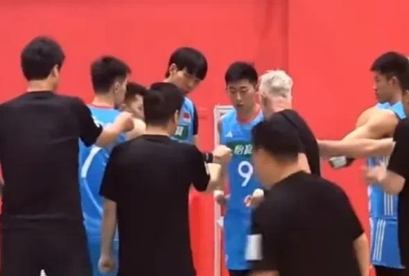 战胜日本队现在也成了我们的目标！悲催吗？今天下午，中国男排将迎来世联