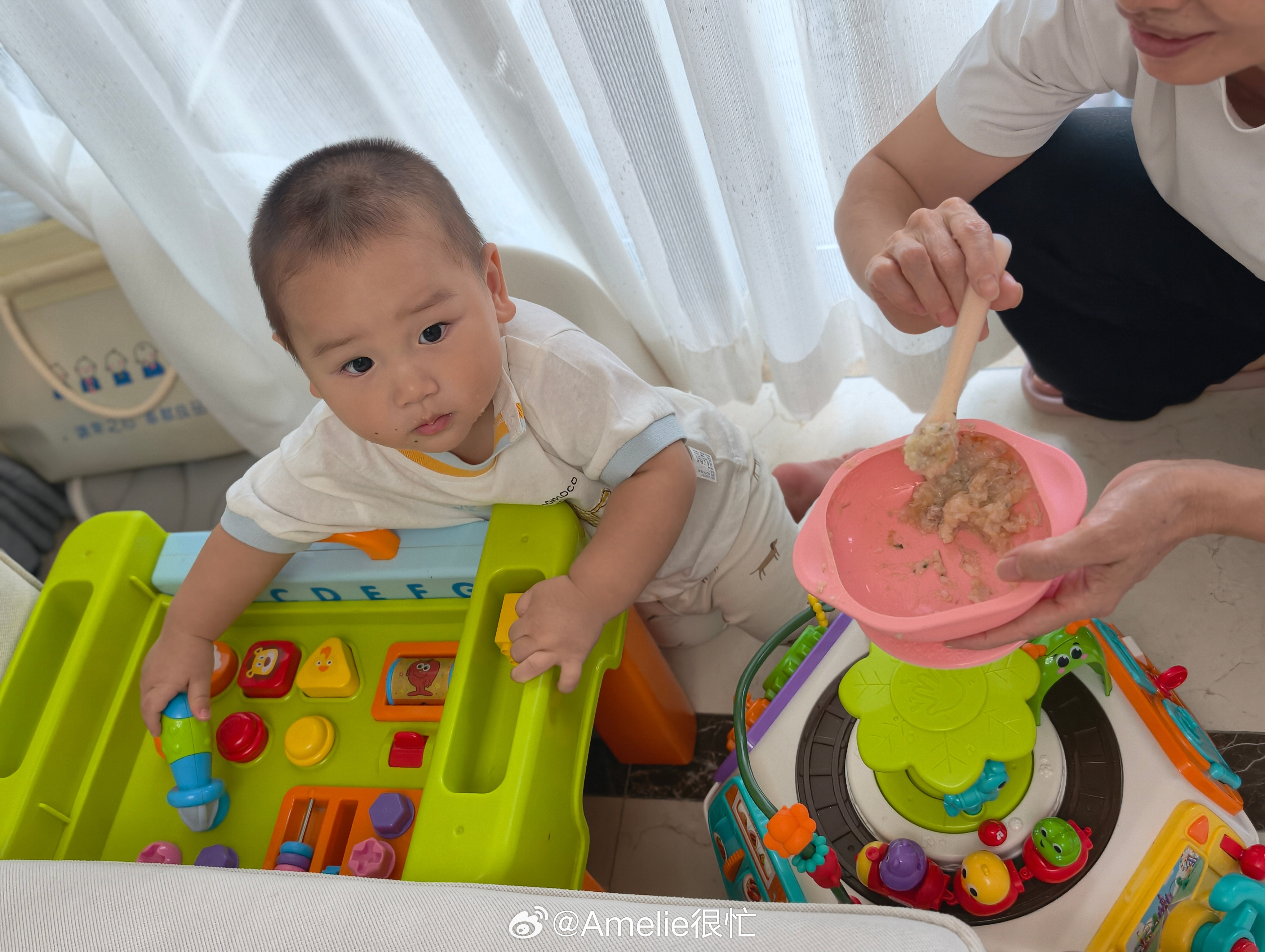 吃饭的点没见诚诚坐在餐椅里，在客厅角落发现正在追着喂饭的李姐不是吧！老三也要开始了吗​​​