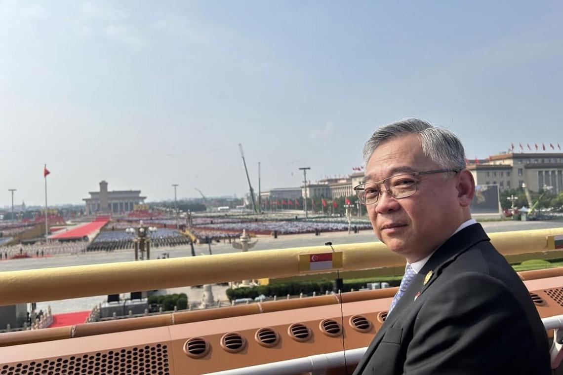 他没去北京看阅兵，反而跑去新德里见了莫迪，还顺手把印度拉进了马六甲海峡巡逻。黄循